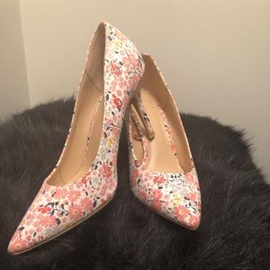 Old Navy Floral Pump